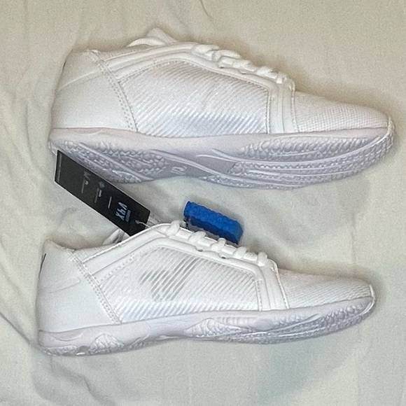 Varsity Shoes Nwt White Womens Size 8 Varsity V4x Cheer Shoes
